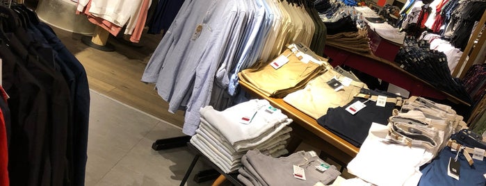 Pull & Bear is one of Burcuさんのお気に入りスポット.