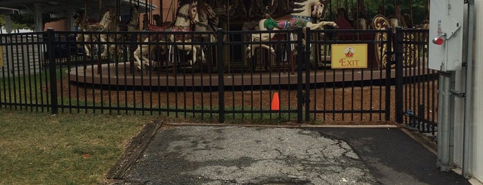 Inner Harbor Carousel is one of Orte, die Jonathan gefallen.