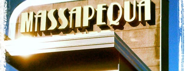 Massapequa Diner is one of Tempat yang Disukai Tim.
