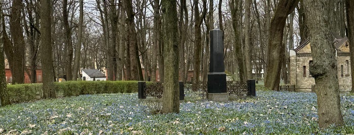 Dārzu un parku ansamblis "Rīgas Lielie kapi" is one of Orte, die Ieva gefallen.