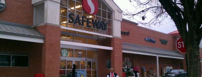 Safeway is one of Lugares favoritos de Christopher.