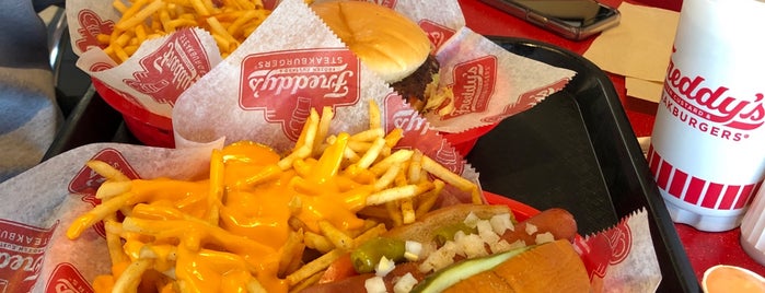 Freddy's Frozen Custard and Steakburgers is one of Locais curtidos por Janice.