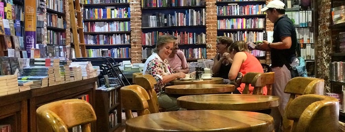 Ábaco Libros y Café is one of สถานที่ที่ Globetrottergirls ถูกใจ.