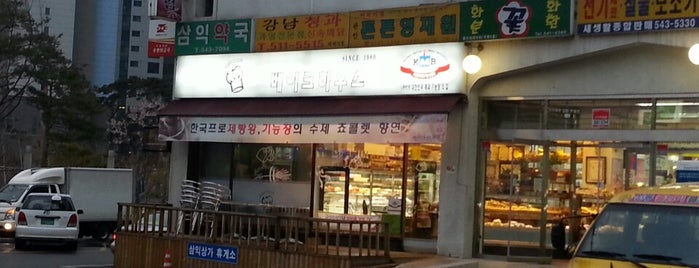 베이크하우스 is one of Bakeries in Seoul.