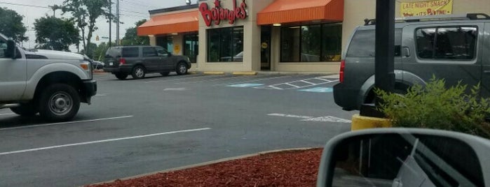 Bojangles' Famous Chicken 'n Biscuits is one of Lugares favoritos de Austin.