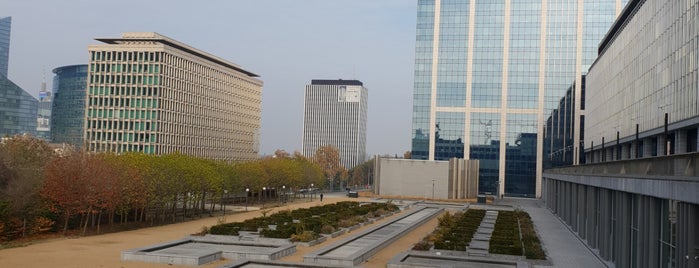 Les fontaines de la Cité Administrative is one of Tempat yang Disimpan Kevin.