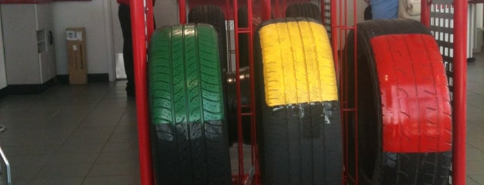 Discount Tire is one of Lugares favoritos de Aaron.