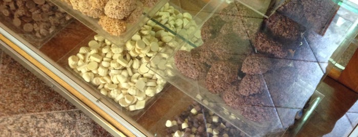 Chocolates Milan is one of สถานที่ที่ Denisse ถูกใจ.