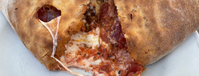 Gumba's Italian Restaurant is one of Pizzzzzza.