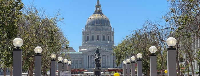 Civic Center District is one of Lugares favoritos de Lily.