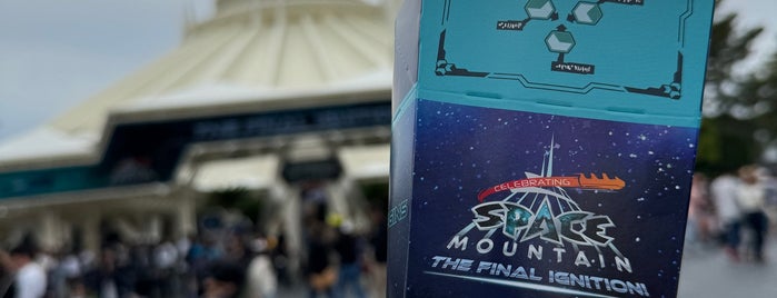 Space Mountain is one of ディズニーランド.