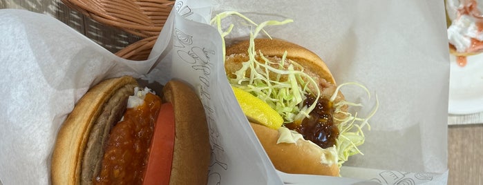 MOS Burger is one of Power Sockets (& WiFi) in Kita, Osaka.