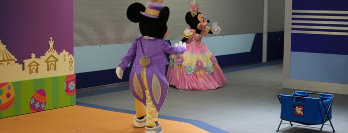 トゥモローランド・ホール is one of Sanpo in TDL.