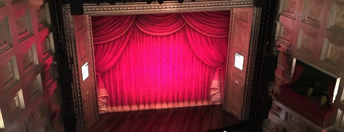Savoy Theatre is one of Lieux qui ont plu à Nicole.