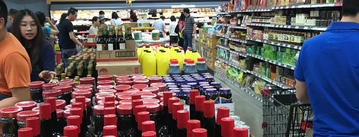Winco Food Mart 福耀超級市場 is one of สถานที่ที่ Fiona ถูกใจ.