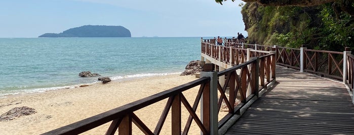 Pantai Bukit Keluang is one of สถานที่ที่ ꌅꁲꉣꂑꌚꁴꁲ꒒ ถูกใจ.
