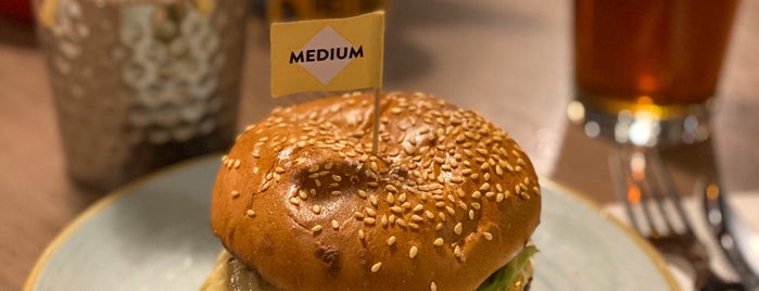 Gourmet Burger Kitchen is one of Ross'un Beğendiği Mekanlar.