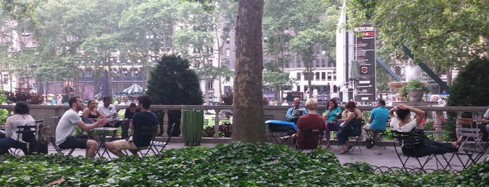 Bryant Park is one of Lugares favoritos de Lindsey.