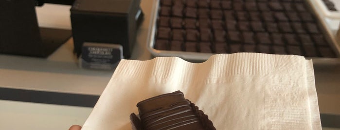 Chequessett Chocolate is one of สถานที่ที่ Michael ถูกใจ.