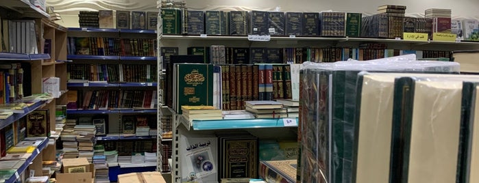 مكتبة أنوار الخبير is one of مكتبات - كتب..