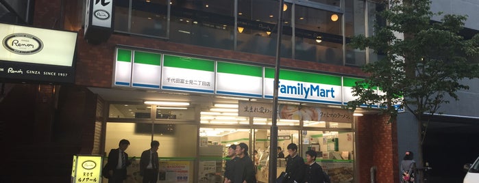 FamilyMart is one of 買い物S/C/D.