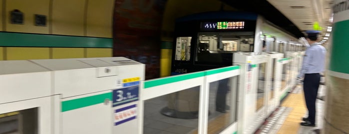Shin-ochanomizu Station (C12) is one of 駅.