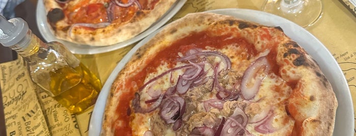 Il Postino Pizzeria is one of ///Cena.