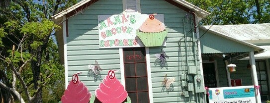 Nana's Groovy Cupcakes is one of Meganさんのお気に入りスポット.