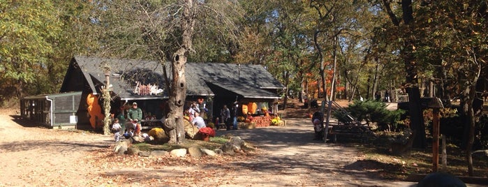 Hoyt Farm Nature Preserve is one of ᴡさんの保存済みスポット.