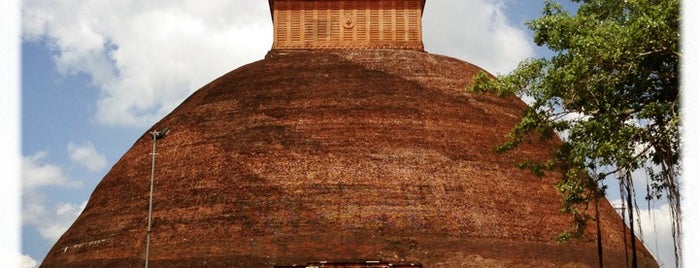 Anuradhapura Sacred City is one of Lugares favoritos de Ernesto.