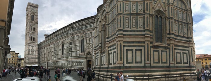 Piazza del Duomo is one of Tempat yang Disukai Mark.