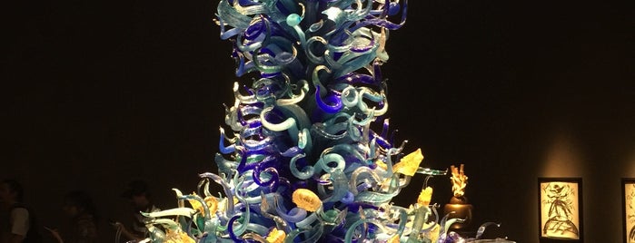 Chihuly Garden and Glass is one of Lieux qui ont plu à Mark.