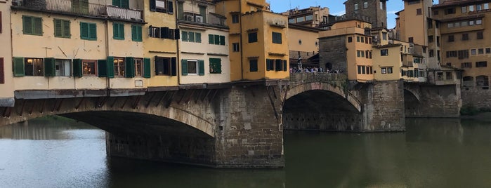 Ponte Vecchio is one of Lieux qui ont plu à Mark.