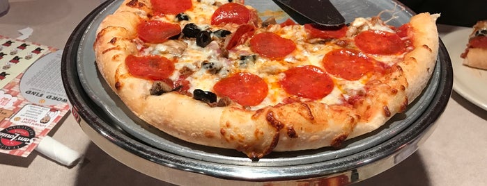 Sam & Louie's Pizzeria is one of Posti che sono piaciuti a Mark.