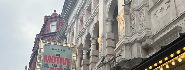 Noel Coward Theatre is one of Tempat yang Disukai James.