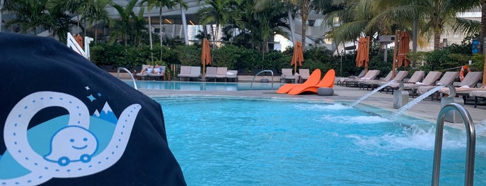 Pool @ EAST Miami is one of Carolina'nın Beğendiği Mekanlar.