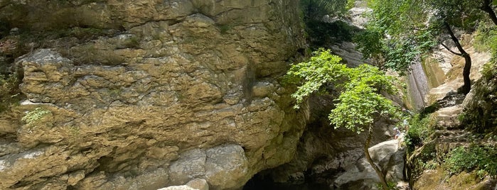 Nydri Waterfall is one of Παραλίες.