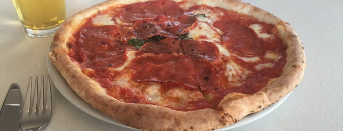 Angelina's Pizzeria Napoletana is one of Cheearraさんの保存済みスポット.