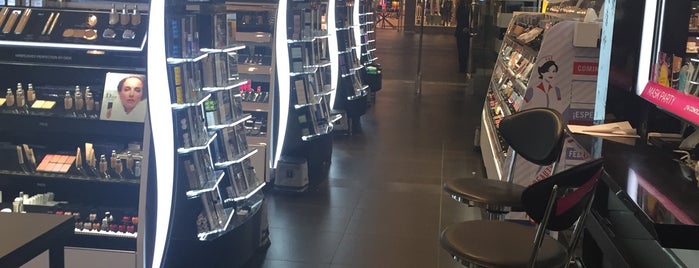 SEPHORA is one of Julian'ın Beğendiği Mekanlar.