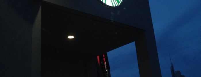 Starbucks is one of Tempat yang Disukai Cusp25.