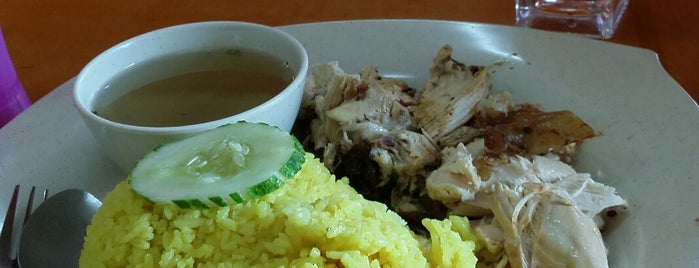 Restoran Nasi Ayam Periuk Besar is one of Makan @ Utara,MY #14.