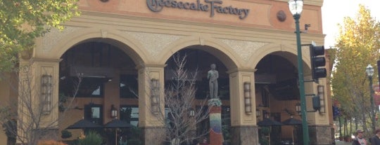 The Cheesecake Factory is one of Orte, die Eric gefallen.