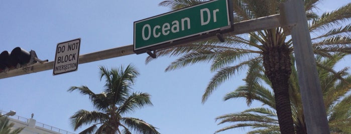 Miami Beach is one of Orte, die Carla gefallen.