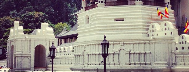 Temple of the Sacred Tooth Relic (ශ්‍රී දළදා මාළිගාව) is one of Tempat yang Disukai Lost.