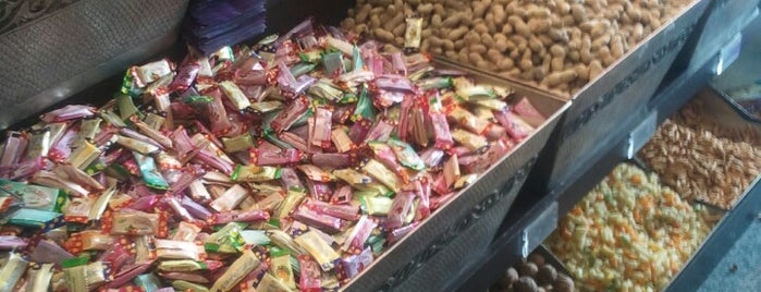 Mahbanou Pastry Shop and Nuts | شيرينی و خشکبار ماه بانو is one of Zahra : понравившиеся места.