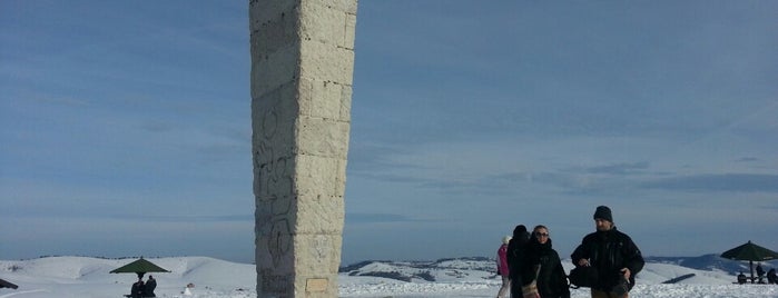 Spomenik obelisk streljanim partizanskim ranjenicima is one of Jelena'nın Beğendiği Mekanlar.