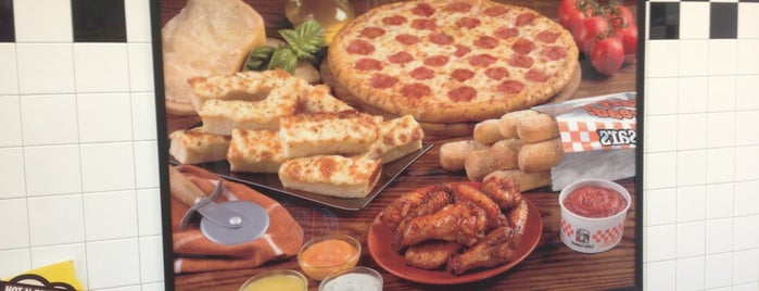 Little Caesars Pizza is one of Locais curtidos por Chelsea.