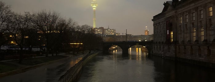 Monbijoubrücke is one of George’s Liked Places.
