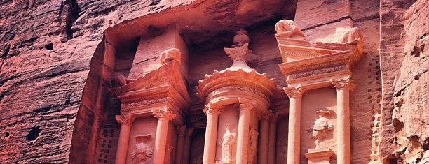 Petra is one of Sitios Internacionales.