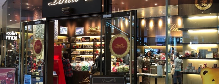 Lindt Chocolat Café is one of ぱん＆すいーつ.